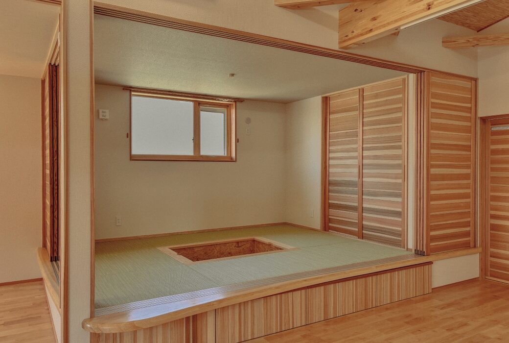 掘りごたつのあるグレージュの家