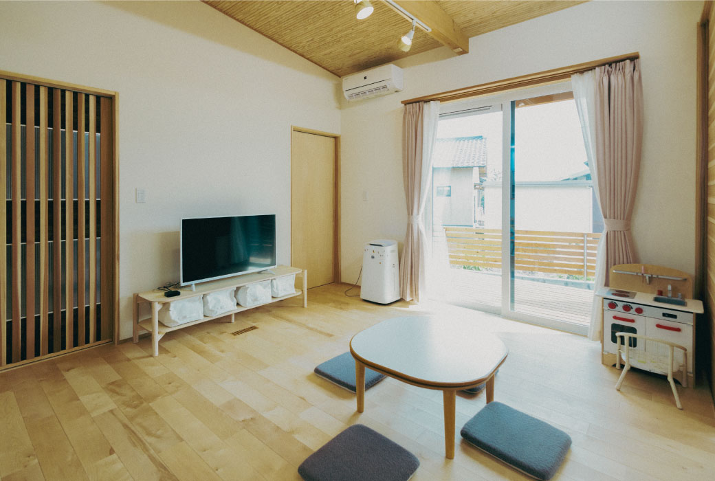 さんかく屋根の和テイストな家