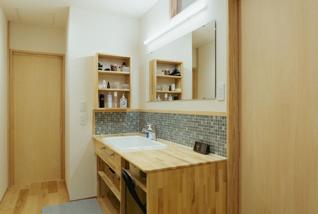 さんかく屋根の和テイストな家