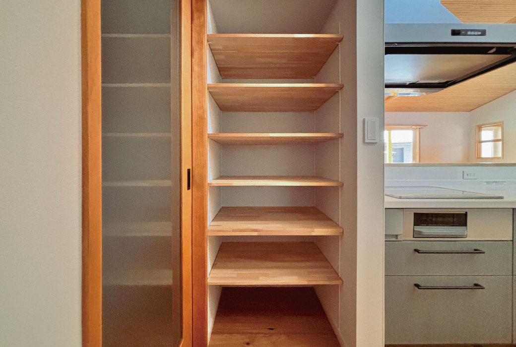 緑の屋根のカントリー風な家