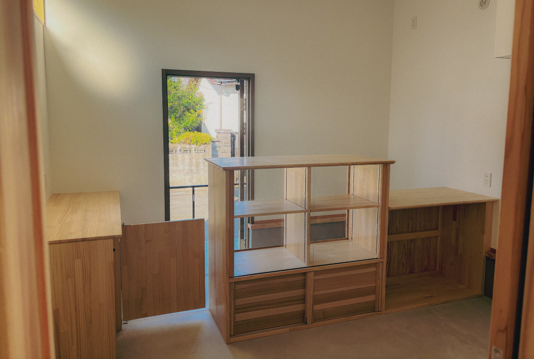 店舗のショーケースやレジカウンターはすべて造作で