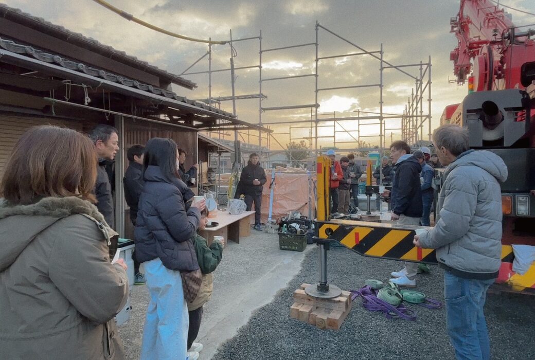 朝焼けの中、上棟スタート