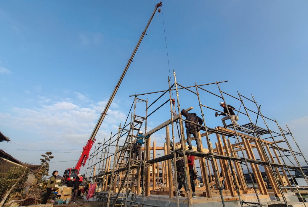 柱が立ち、家がかたちになる