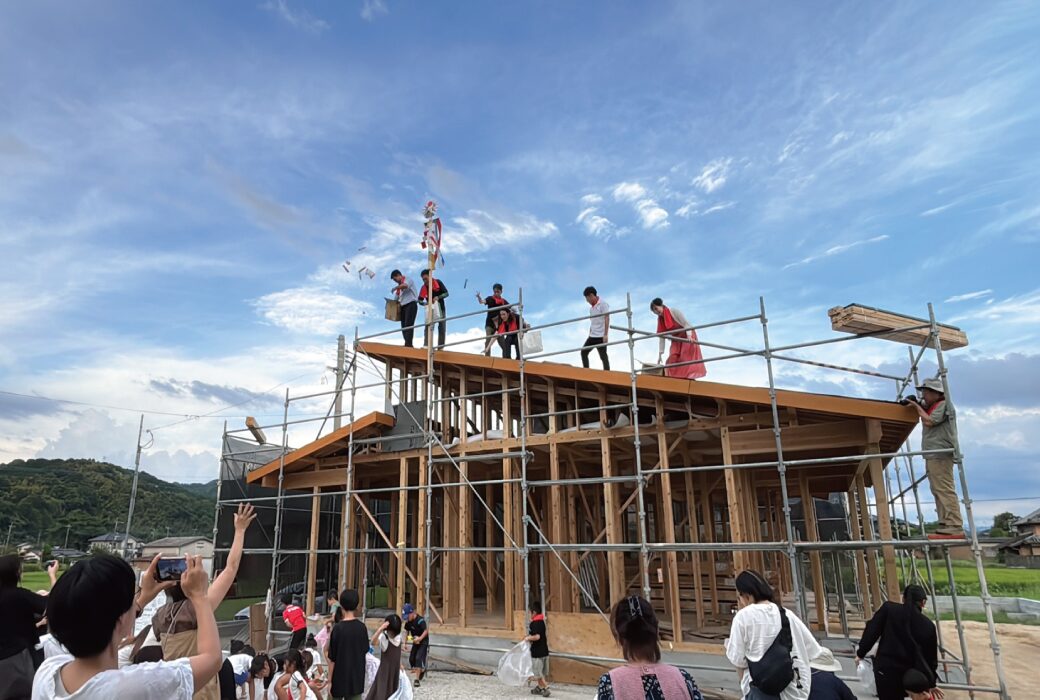 子どもたちの笑顔にあふれた餅まき