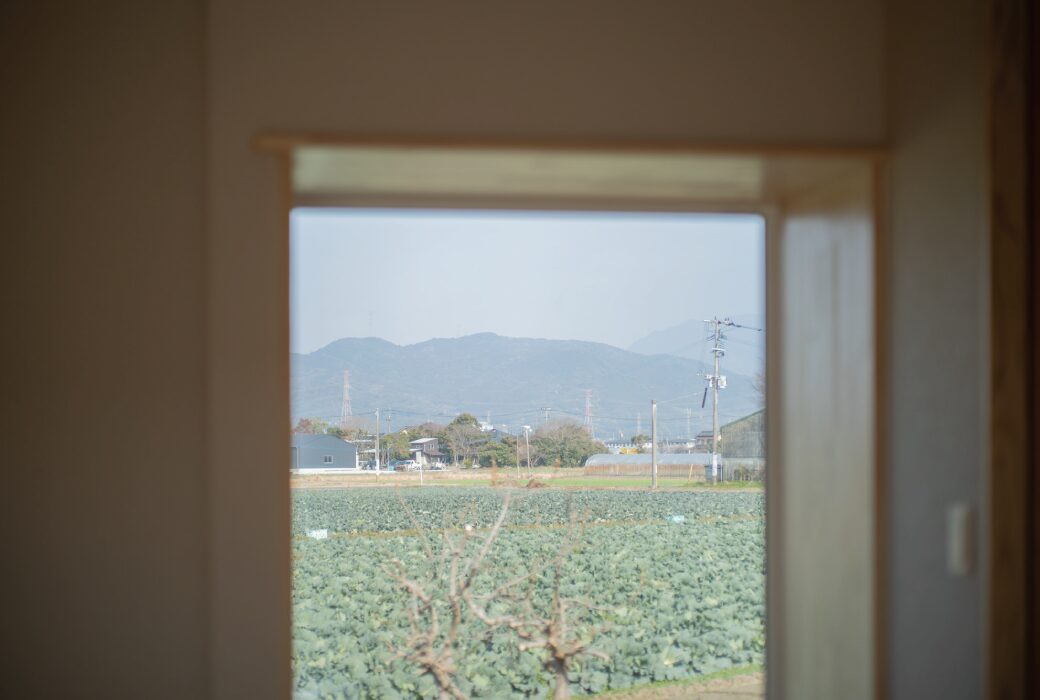 田園を眺める、L字キッチンのある家【25坪】
